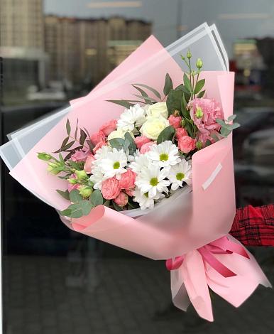 Букет цветов из: Розы, Лизиантусы и Хризантемы в Новочернореченский